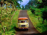 Bus Travelling on Island Road, Upolu, Samoa Photographie par Peter Hendrie