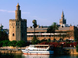 Boat on River in Front of Torre del Oro, Sevilla, Andalucia, Spain 写真プリント - ジョン・エルク・III