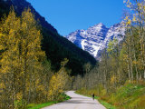 Cyclist on Road to Maroon Bells, Aspen, Colorado Photographie par Holger Leue