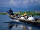 Passengers Riding High in a Traditional Boat on Lake Inle, Myanmar Photographie par Glenn Beanland