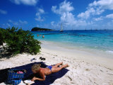 Relaxing on Beach, Petit Rameau, Tobago Cays Photographie par Holger Leue