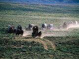 Dusty Horse Carriage Trek, Mormon Pioneer Wagon Train to Utah, Near South Pass, Wyoming Photographie par Holger Leue