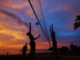 Volleyball on Playa de Los Muertos at Sunset, Mexico Photographie par Anthony Plummer