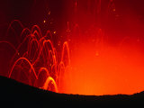 Yasur Volcano Lava Explosion, Tanna Island, Tafea, Vanuatu Photographie par Peter Hendrie