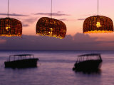 Lamps with Fishing Boats in Background, Anse Chastanet Photographie par Holger Leue