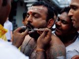 Devotee Having Cheeks Pierced During Thaipusama Festival, Singapore Lámina fotográfica por Michael Coyne Devotee Having Cheeks Pierced During Thaipusama Festival, Singapore Lámina fotográfica por Michael Coyne