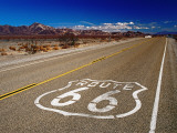Route 66 Sign on Highway Near Amboy, Mojave Desert, California Fotografisk tryk af Witold Skrypczak
