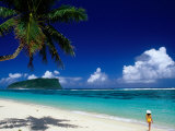 Female Tourist on Lalomanu Beach, Upolu, Samoa Photographie par Peter Hendrie