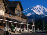Mccloud Mercantile Hall with Mt. Shasta in Background, Mt. Shasta, California Lámina fotográfica por John Elk III Mccloud Mercantile Hall with Mt. Shasta in Background, Mt. Shasta, California Lámina fotográfica por John Elk III