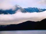 Lake Manapouri and Mountains, Manapouri, New Zealand Photographie par Peter Hendrie