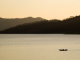 Silhouetted Passenger Boat on Lake Burera, Near Ruhengeri at Virungu Mountains, Ruhengeri, Rwanda Fotografisk tryk af Ariadne Van Zandbergen Silhouetted Passenger Boat on Lake Burera, Near Ruhengeri at Virungu Mountains, Ruhengeri, Rwanda Fotografisk tryk af Ariadne Van Zandbergen