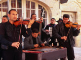Gypsy Band Performing in Place du Peyrou, Sarlat-La-Caneda, Aquitaine, France Photographie par Roberto Gerometta