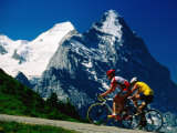 Cyclists in Front of Eiger and Snow-Covered Monch, Grosse Scheidegg, Grindelwald, Bern, Switzerland Fotografie-Druck von David Tomlinson