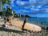 Surfer on Waikiki Beach, Oahu, Hawaii Photographie par Holger Leue