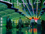 Walkway in International Airport, Chicago, Illinois Lámina fotográfica por Peter Hendrie