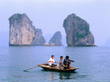 People Fishing in Small Boat with Karsts in Background, Ha Long, Bac Giang, Vietnam Photographie par Christopher Groenhout