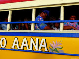 Passengers on Island Bus, Upolu, Samoa Lámina fotográfica por Peter Hendrie Passengers on Island Bus, Upolu, Samoa Lámina fotográfica por Peter Hendrie