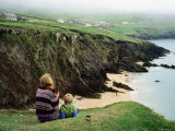 Mother with Son Enjoying Slea Head Beach, Dingle Peninsula, Ireland Photographie par Holger Leue