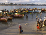 People on Shore Near Fishing Boats, Dar Es Salaam, Tanzania Photographie par Ariadne Van Zandbergen