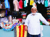 Man Outside Market Stall, Viti Levu, Western Division, Fiji Photographie par Peter Hendrie