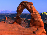 Paraglider in Arches National Park, Utah Fotografisk trykk av Eddie Brady Paraglider in Arches National Park, Utah Fotografisk trykk av Eddie Brady