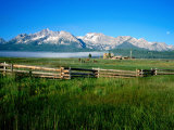 Arrow a Ranch and Sawtooth Mountains, Stanley, Idaho Lámina fotográfica por Holger Leue