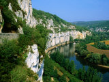 Steep Cliffs on Banks of Lot River, Bouzies, Midi-Pyrenees, France Lámina fotográfica por John Elk III Steep Cliffs on Banks of Lot River, Bouzies, Midi-Pyrenees, France Lámina fotográfica por John Elk III