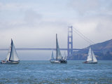 Sailing Boats with the Golden Gate Bridge and Summer Fog in Background, San Francisco, California Photographie par Roberto Gerometta