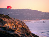 Hang-Glider Taking Off, Torrey Pines Gilderport, La Jolla, San Diego, California Lámina fotográfica por Eddie Brady Hang-Glider Taking Off, Torrey Pines Gilderport, La Jolla, San Diego, California Lámina fotográfica por Eddie Brady