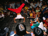 Youth Breakdancing with Crowd in Park on Dong Khoi Street, Ho Chi Minh City,  Vietnam Photographie par Stu Smucker