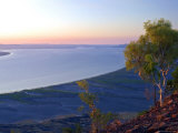 Five Rivers Lookout at Peak of Bastion Range Overlooking Cambridge Gulf, Western Australia Photographie par Bethune Carmichael