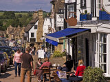 Cafes and Eateries on the High Street in Burford, Burford, Oxfordshire, England Fotografisk trykk av Glenn Beanland
