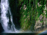 Spray and Rainbow from Stirling Falls on Milford Sound, New Zealand Fotografie-Druck von Glenn Van Der Knijff
