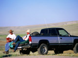 Cowboy Musicians on Back of Pick-Up Truck, Near South Pass, Wyoming Lámina fotográfica por Holger Leue Cowboy Musicians on Back of Pick-Up Truck, Near South Pass, Wyoming Lámina fotográfica por Holger Leue