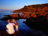 Couple Enjoying Sunset on Rocky Coastline at Hovs Hallar, Hovs Hallar Nature Reserve, Skane, Sweden Photographie par Anders Blomqvist