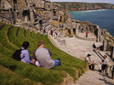 Minack Theatre Carved into the Cliffs Overlooking Porthcurno Bay, Minack, Cornwall, England Lámina fotográfica por Glenn Beanland Minack Theatre Carved into the Cliffs Overlooking Porthcurno Bay, Minack, Cornwall, England Lámina fotográfica por Glenn Beanland