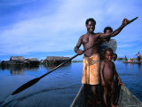Local Sepik River Family in Dugout Canoe, Madang, Papua New Guinea Photographie par Michael Gebicki