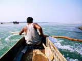 Man Canoeing on River, Royal Chitwan National Park, Narayani, Nepal Lámina fotográfica por Michael Gebicki