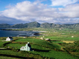 Cottages with Coastline in Distance, Ireland Photographie par Holger Leue