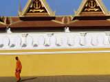 Lone Monk Passes Walls of Royal Palace, Phnom Penh, Cambodia Fotografisk trykk av Daniel Boag Lone Monk Passes Walls of Royal Palace, Phnom Penh, Cambodia Fotografisk trykk av Daniel Boag