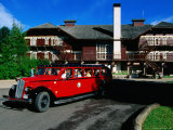 Red Jammer Bus at Lake Mcdonald Lodge, Glacier National Park, Montana Photographie par Holger Leue