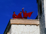 Monks on Rooftop of Monastary, Tikse, Jammu and Kashmir, India Fotografisk trykk av Daniel Boag Monks on Rooftop of Monastary, Tikse, Jammu and Kashmir, India Fotografisk trykk av Daniel Boag