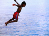Boy Falling into Water, Lifou Island, Loyalty Islands, New Caledonia Fotografie-Druck von Peter Hendrie