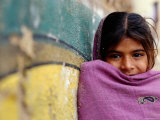 Girl Leaning Against Wall, Mandawa, Rajasthan, India Fotografie-Druck von Daniel Boag
