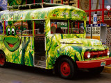 Bus Outside Senor Frogs Bar and Restaurant, Mazatlan, Sinaloa, Mexico Lámina fotográfica por Richard Cummins Bus Outside Senor Frogs Bar and Restaurant, Mazatlan, Sinaloa, Mexico Lámina fotográfica por Richard Cummins