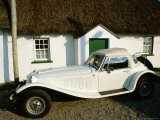 Mg Sports Car Outside Thatched Cottage, Tipperary, Munster, Ireland Fotografisk trykk av John Banagan