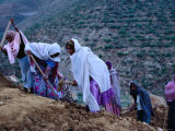 Women Repairing Road on Hillside, Eritrea Fotografisk tryk af Oliver Strewe Women Repairing Road on Hillside, Eritrea Fotografisk tryk af Oliver Strewe