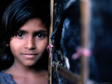 Girl in Bengali Basti, Delhi, India Fotografie-Druck von Daniel Boag