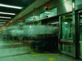 Peak Hour on Singapore's Ultramodern Mrt System at City Hall Station, Singapore Photographie par Glenn Beanland