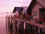 Stilt Houses at Dusk, Ko Panyi, Phang-Nga, Thailand Fotografisk trykk av Dominic Bonuccelli Stilt Houses at Dusk, Ko Panyi, Phang-Nga, Thailand Fotografisk trykk av Dominic Bonuccelli